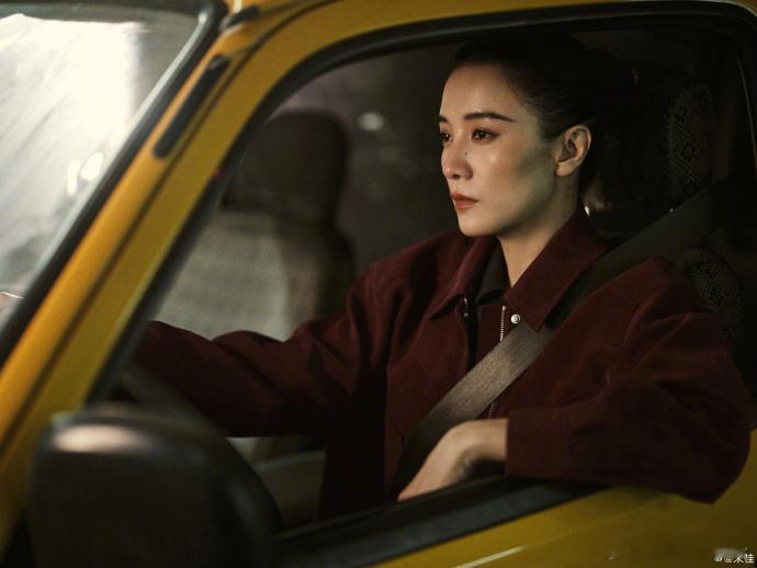 宋佳公路片女主照进现实 看《轻于鸿毛》首映，宋佳把片中黄面包车开到现场，深红夹克