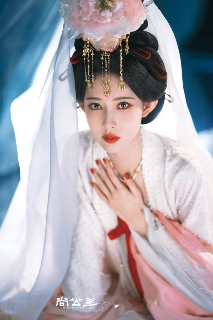 孟子义李昀锐逛街没喊张真源孟子义和李昀锐在《尚公主》片场互动很甜，让人一下想起《