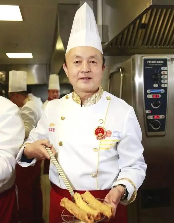 王铎：太好了，全国烹饪大师们已经快800人了。大师们终于把自己的勺子舀漏了。
很