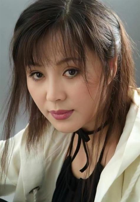 19岁结婚，20岁生子，产后21天就果断离婚，如今竟成深圳顶级富婆。她就是于小慧