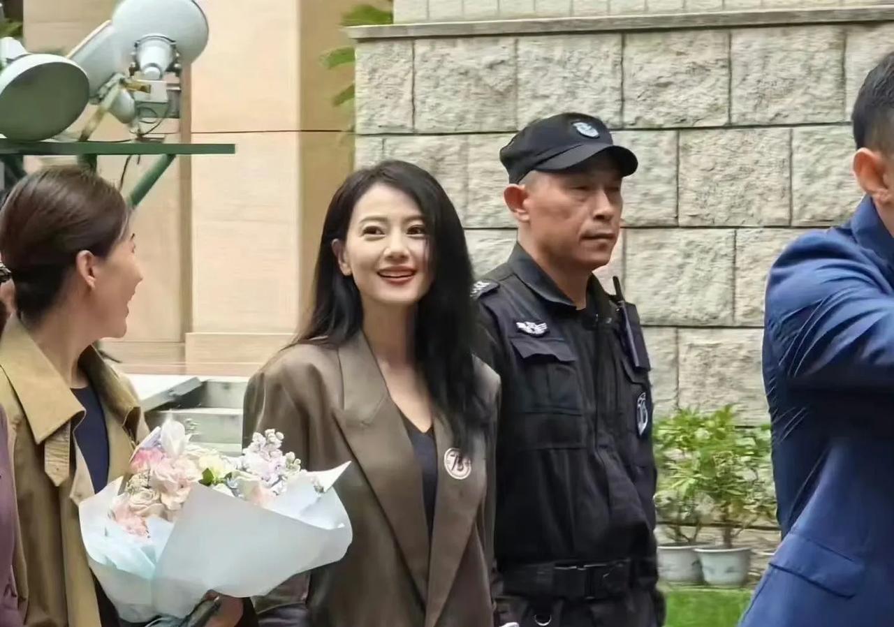 原来高圆圆大学母校是中国劳动关系学院，读的是公关文秘专业！真的没想到啊！一直以为