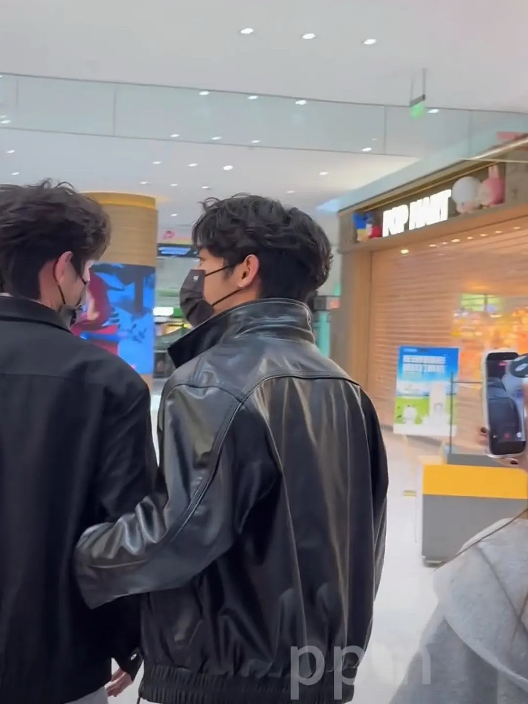 这个小媳妇怎么还挽着老公的手啊？？网页链接