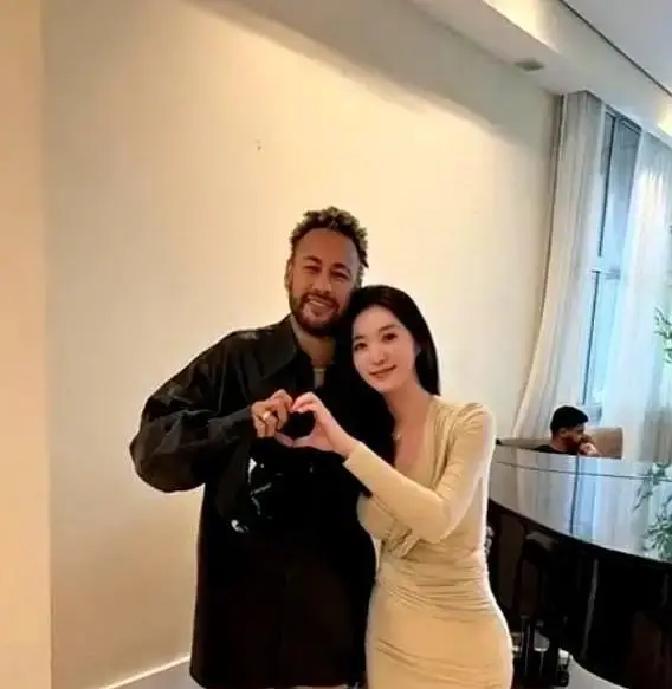 别再猜她怎么蹭到内马尔了。
 
真相是，内马尔在主动找她。
 
他团队最近透露，