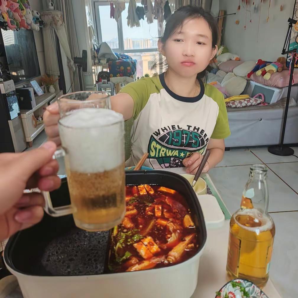 你晚上都没饭局么？有啊，陪媳妇儿吃火锅喝酒不是目的微醺才是 小酌配火锅 日常碎片