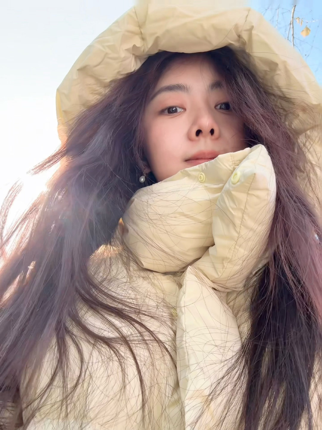 谭松韵立春随拍 谭松韵立春随拍来啦！鹅黄色羽绒服造型好可爱呀，一整个被的笑容给治