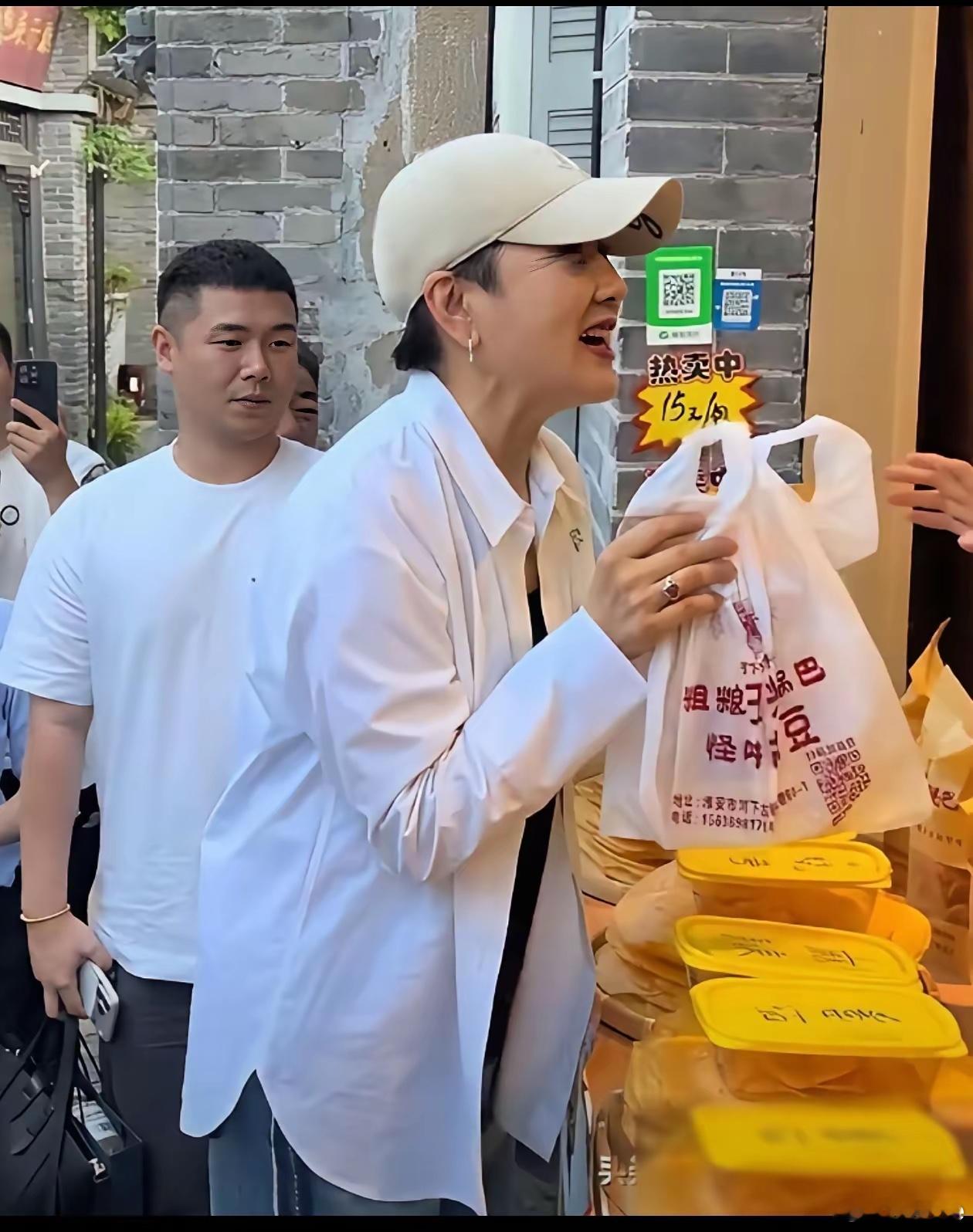 张凯丽买东西不结账，不把自己当外人啊！ 