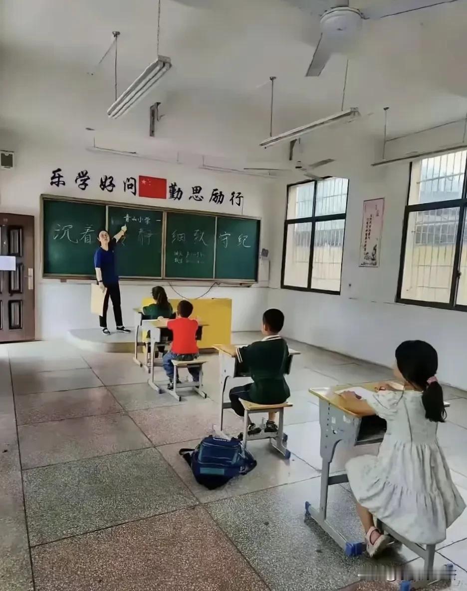 一个学校四个学生，这就是农村学校凋零的现象。

四个学生，一个老师，一个教室、能