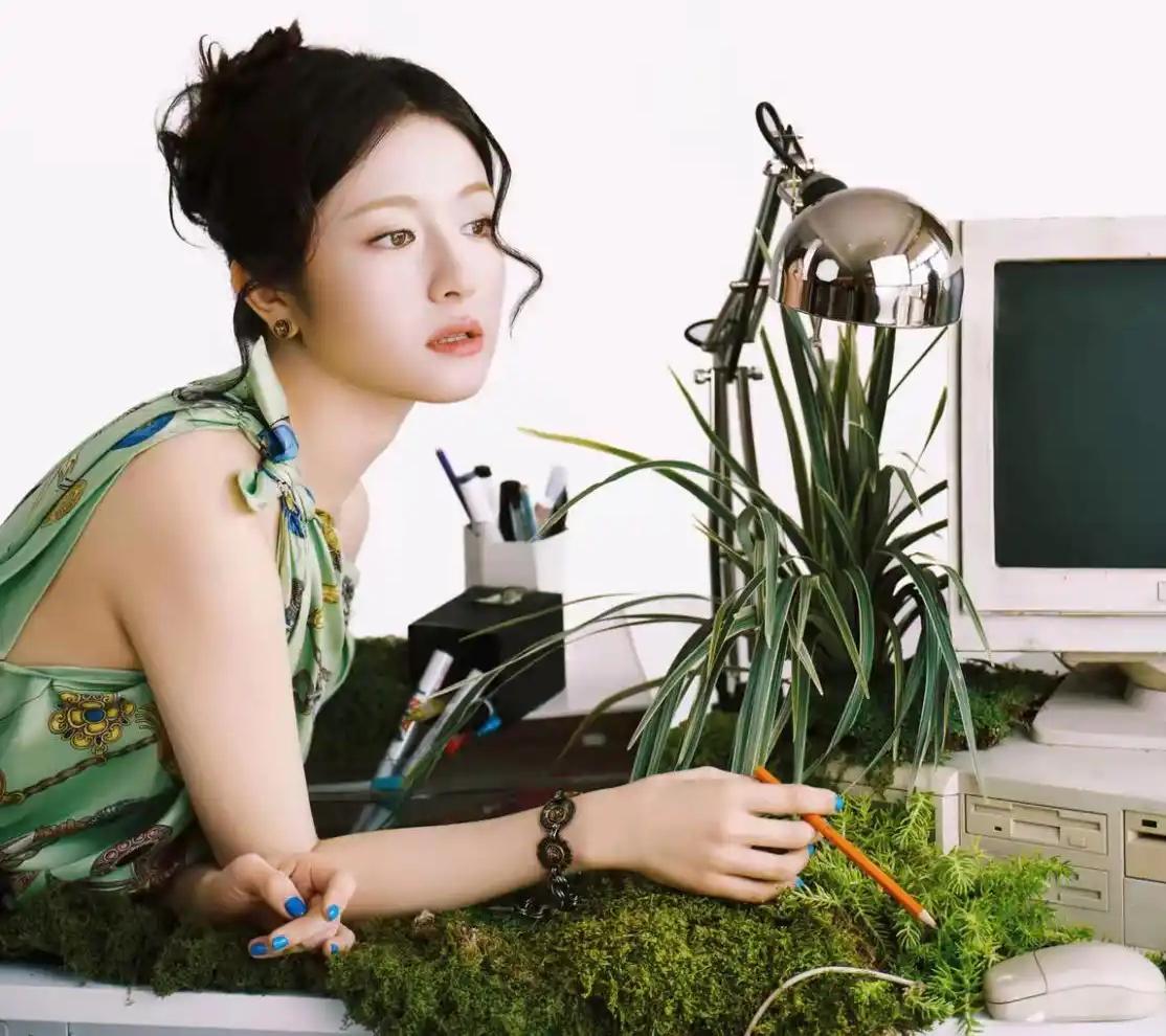 上海女排，球场上的巾帼英雄，她们不仅赢得了比赛，更赢得了尊重和掌声！