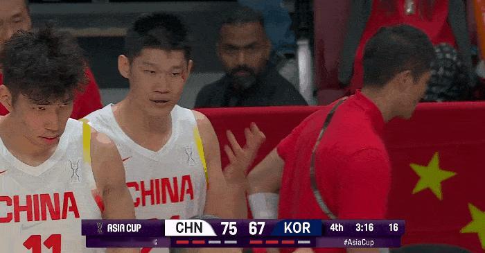 这球都不犯规？今天的裁判确实离谱，带着任务来的，胡金秋都被对手打到流血了，还是不