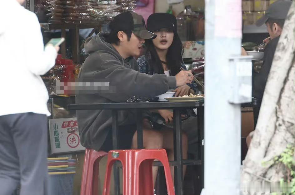 曹格带女生与友人吃饭曹格新恋情？ 据台媒，曹格被拍带女生与男友人聚餐，两人不仅同