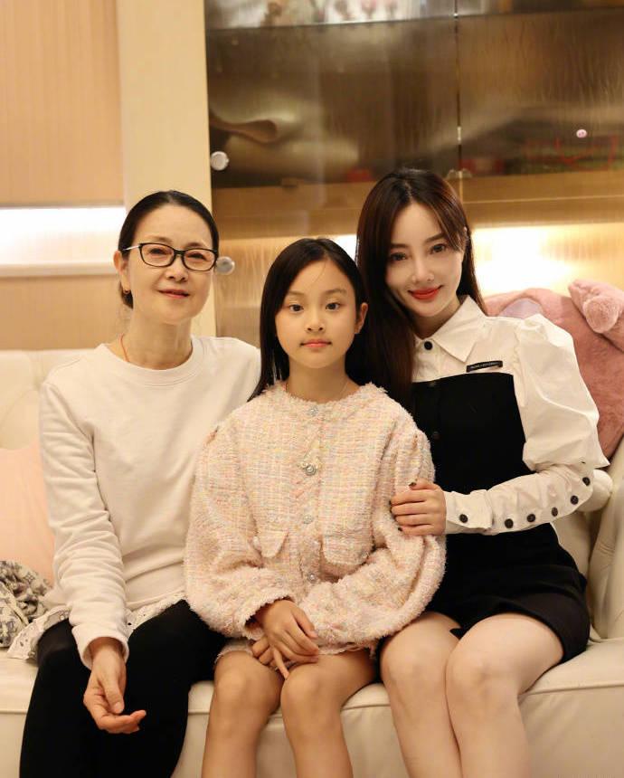 这是李小璐带着女儿甜馨来看外婆，祖孙三代的一张家庭照。

2017年跨年夜，李小