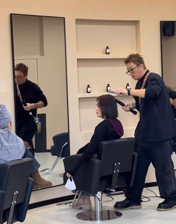 那么大的明星，她也到外面去理发吗，没有私人理发师吗？