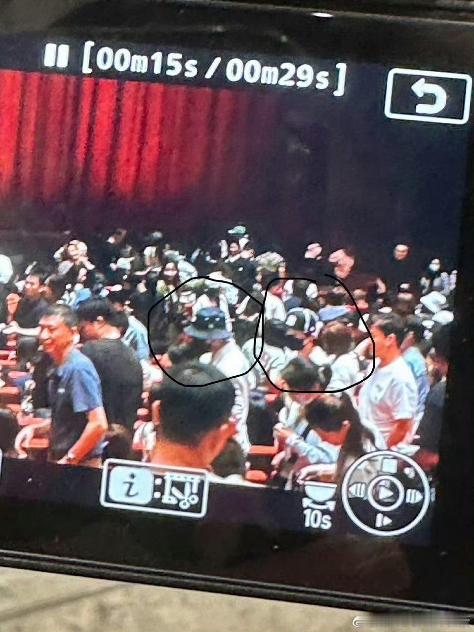 马嘉祺丁程鑫去看了何老师的《暗恋桃花源》[捂嘴哭][捂嘴哭]俺就说大城市机会多吧
