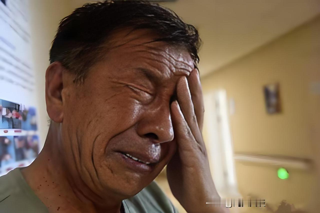 今日午后与朋友相聚，听他倾诉过往，我的心似被重锤猛击，苦涩心疼如潮翻涌。
朋友向