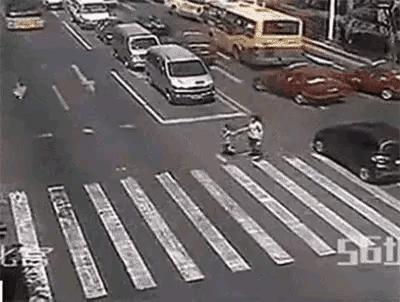 又是斑马线上？
看着就心疼，别说公交车如何如何？该与不该先不说，就这位妈妈而言，