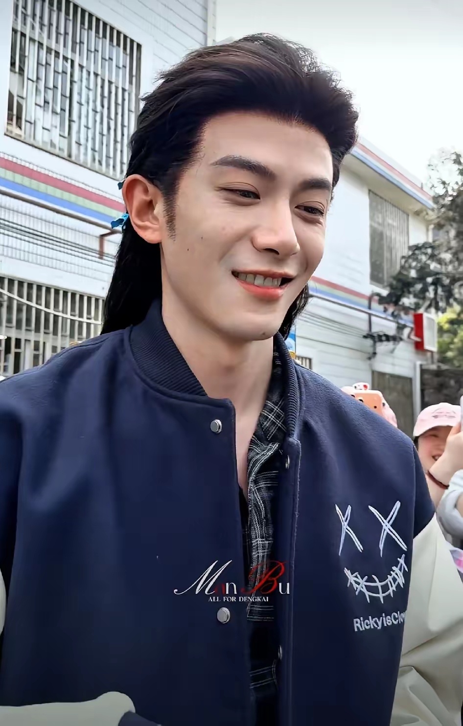 怼脸拍的邓凯也不影响颜值，这是听到什么这么开心。 