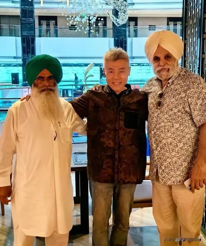 跟旁边那两位三哥比起来，司马南好像又变年轻了，尽管他已经68岁了，可能倆头巾男还