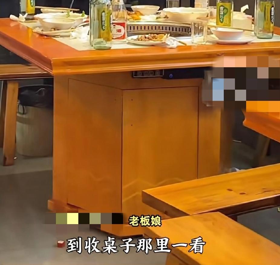 泪目！真实版“人走烟还在”。10月23日，江苏泰州。几个小伙子吃完饭叮嘱老板娘：