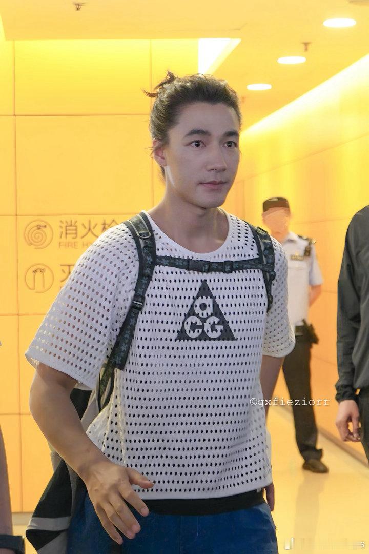 此沙线下帅成这样了此沙梦回杨戬 荧幕之外依旧魅力满分，飒爽气质与剧中形象相融，一