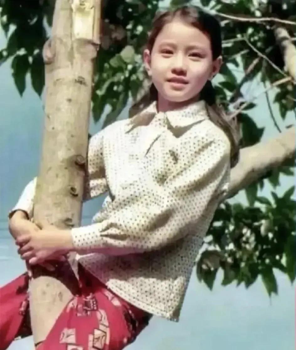 这个淘气的小女孩，长大后成了家喻户晓的大明星，你看出她是谁了吗？#娱乐# #明星
