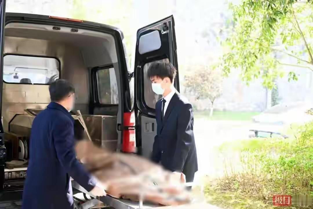近日，河南焦作博爱县18岁少年魏斌杰，因“4月4日出生、高考444分 、被殡葬专