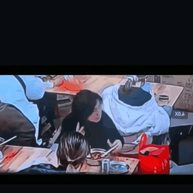 泼汤女子的正脸被曝光，身份也遭扒出。在网络暴力的席卷下，她声名扫地、社交受限，还