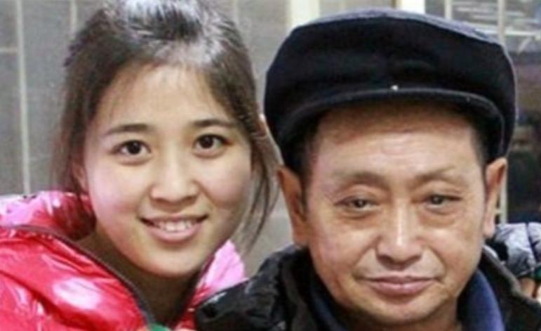 1990年， 重庆 36岁光棍捡到了一个女婴，含辛茹苦将她拉扯长大。没料到，养女