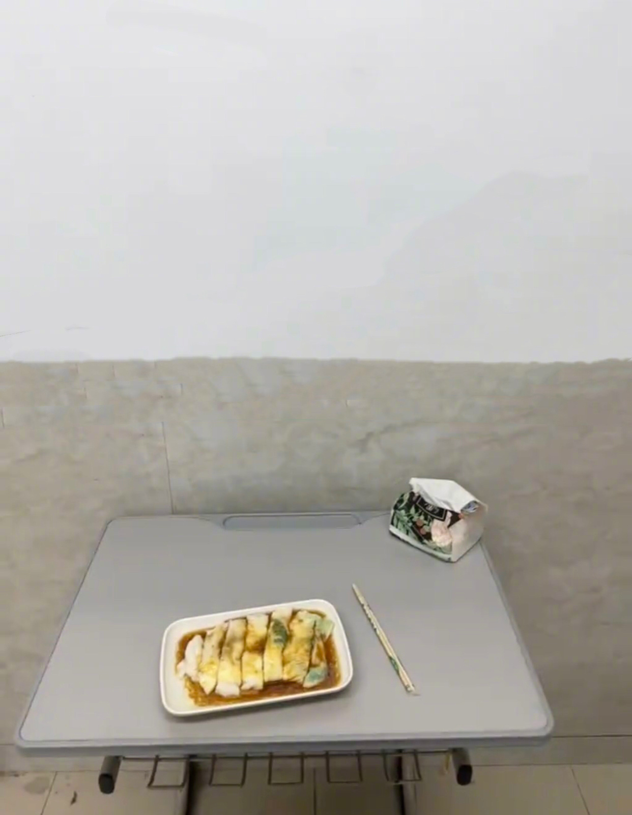 第一次见教室主题的早餐店弥补了教室不能光明正大吃早餐的遗憾老板是懂怎么让菜变好吃