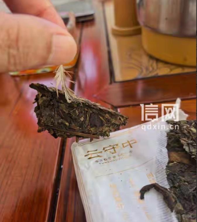 云南曲靖，女子花99元在某平台网购了一款普洱生茶。4个月后，打包冲泡时，竟发现茶