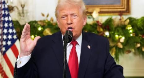 两个信号同时出现，说明一件事：特朗普要动真格了
第一个信号，钱。打仗就是烧钱，特