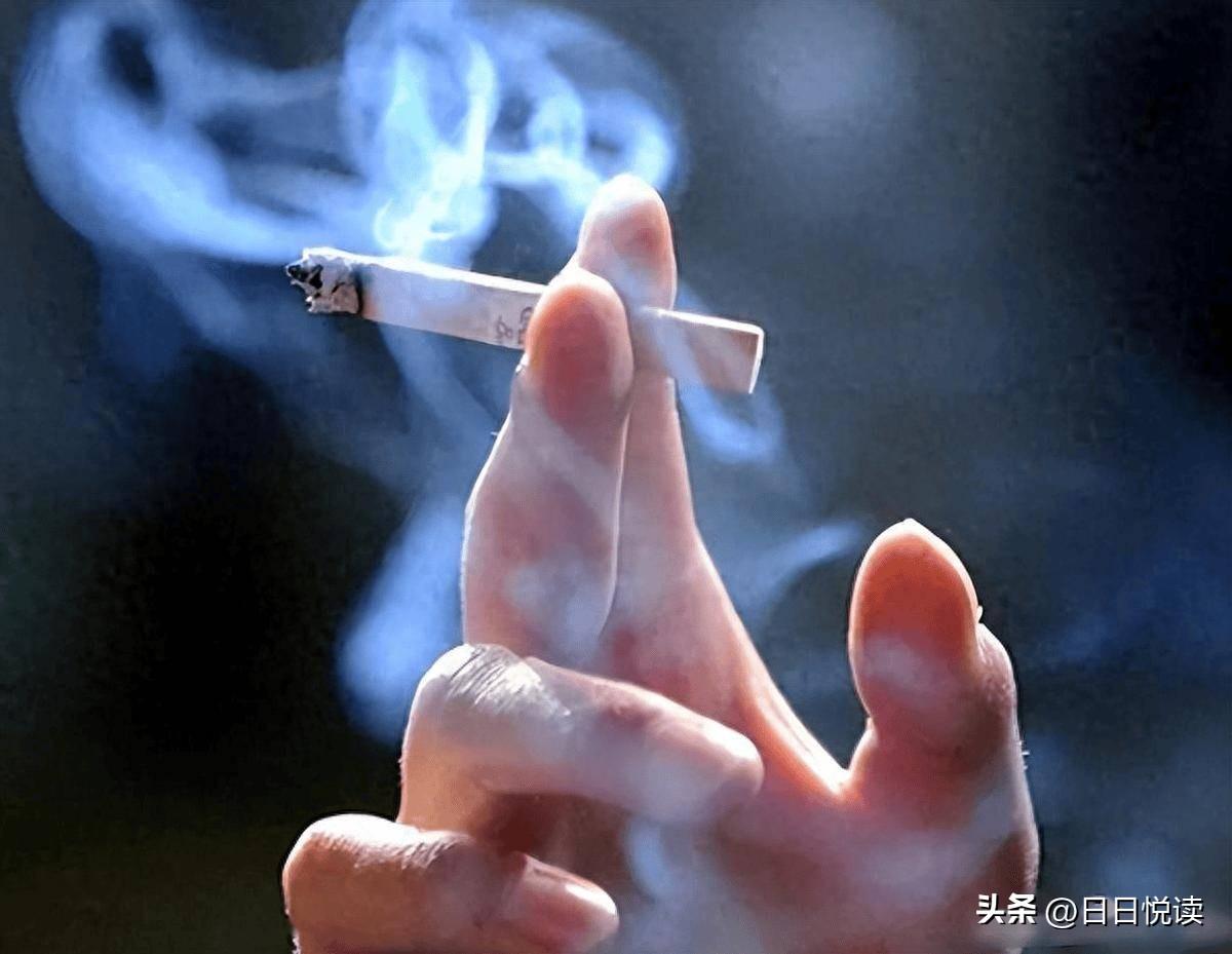 现在随便拿一包烟出来，烟盒正面反面都印着大字，明明白白写吸烟有害健康，早点戒掉对