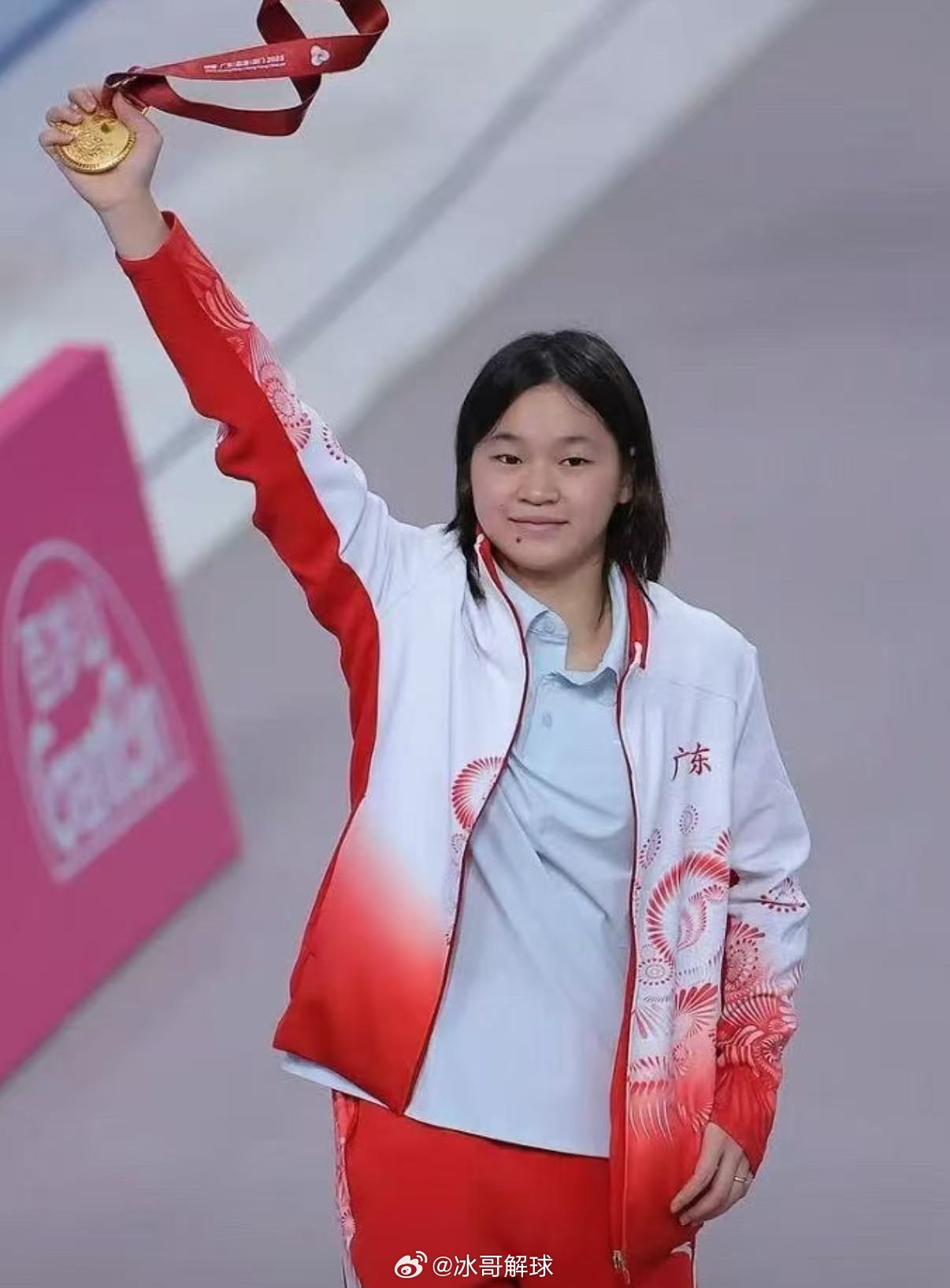 全红婵19岁气场全开14岁东京奥运三跳满分封神，17岁巴黎奥运揽三金成最年轻三金