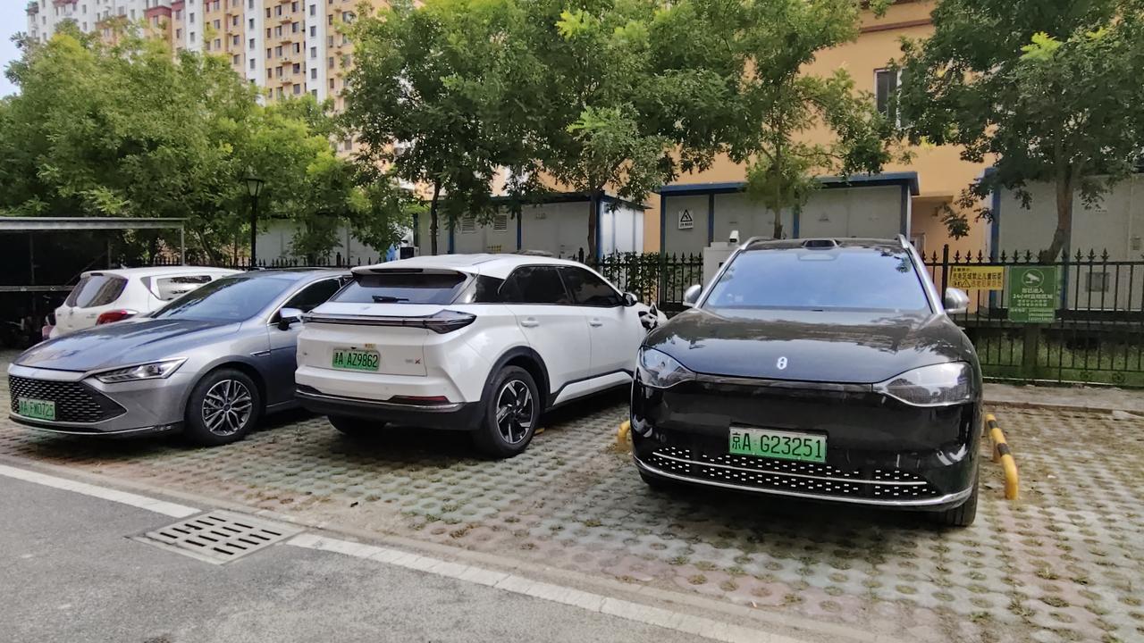 新能源汽车的渗透率快速增长，充电桩的普及功不可没！

住宅小区特意开辟了一小块地