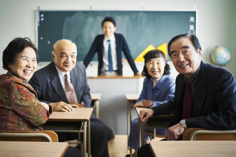一个外地同学聊天时说他们学校有个老教师，分配课务的时候说身体吃不消，希望学校领导