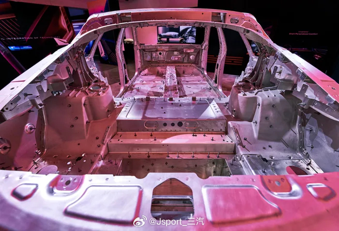 biw低压铸造CELESTIQCELESTIQ的白车身由6个低压大铸件组成连接左