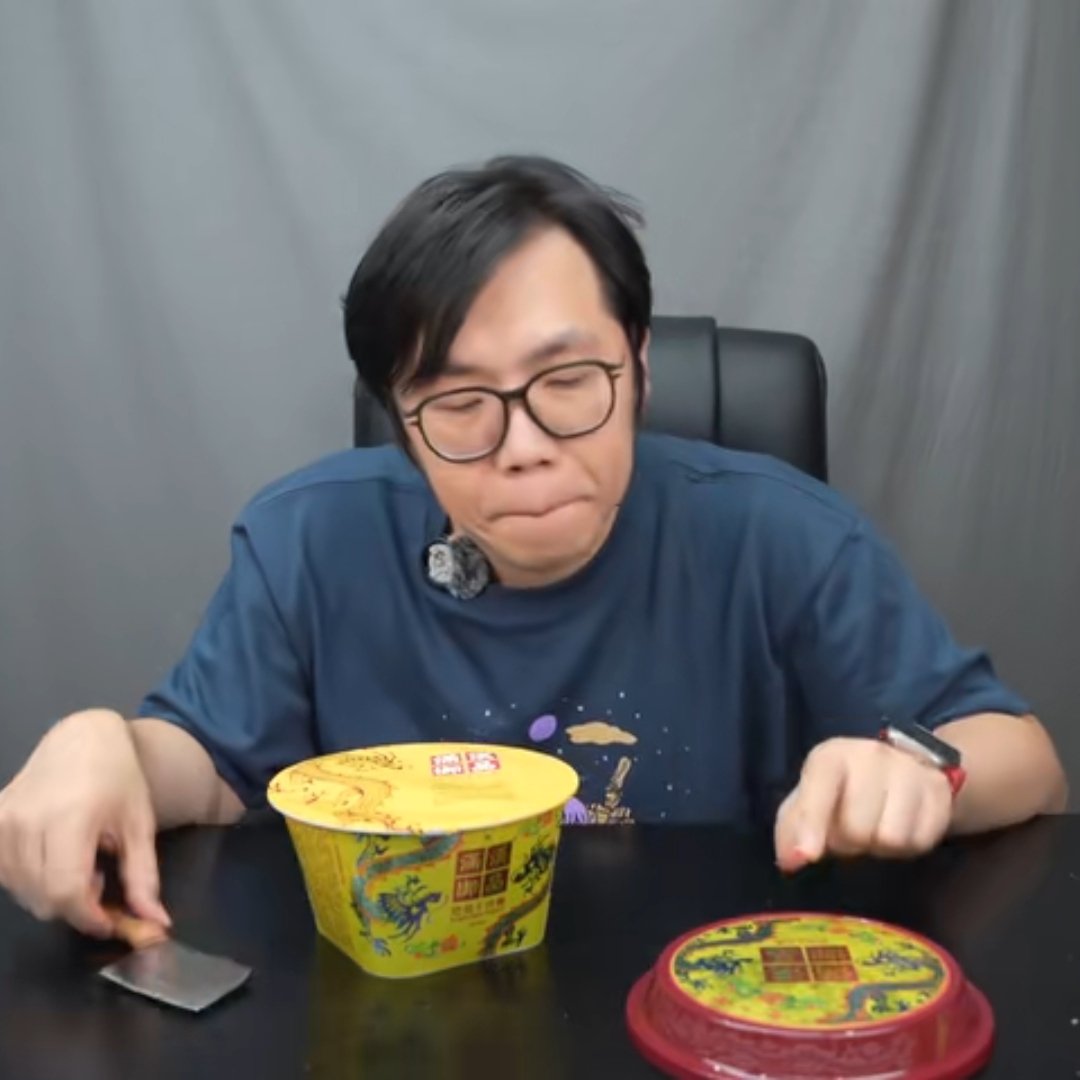 他把厚嘴唇藏起来以后也太可爱了吧！ 
