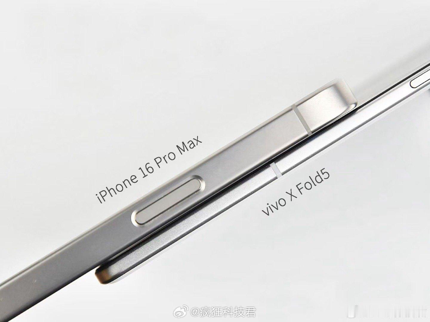 vivo X Fold5和iPhone 16 Pro Max对比，其轻薄程度肉眼