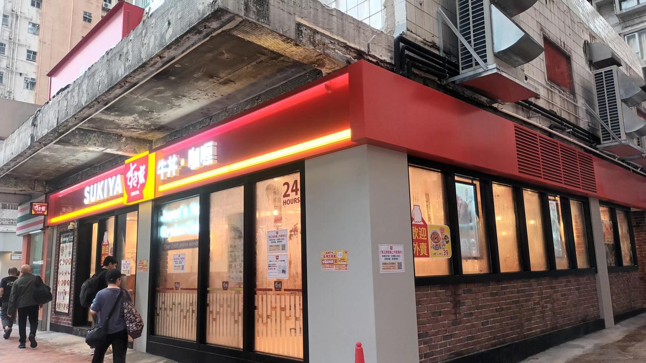 民生食店市井烟火，中菜外香港可以说集泰日韩马来欧洲各地美肴大成，各出奇谋推陈出新