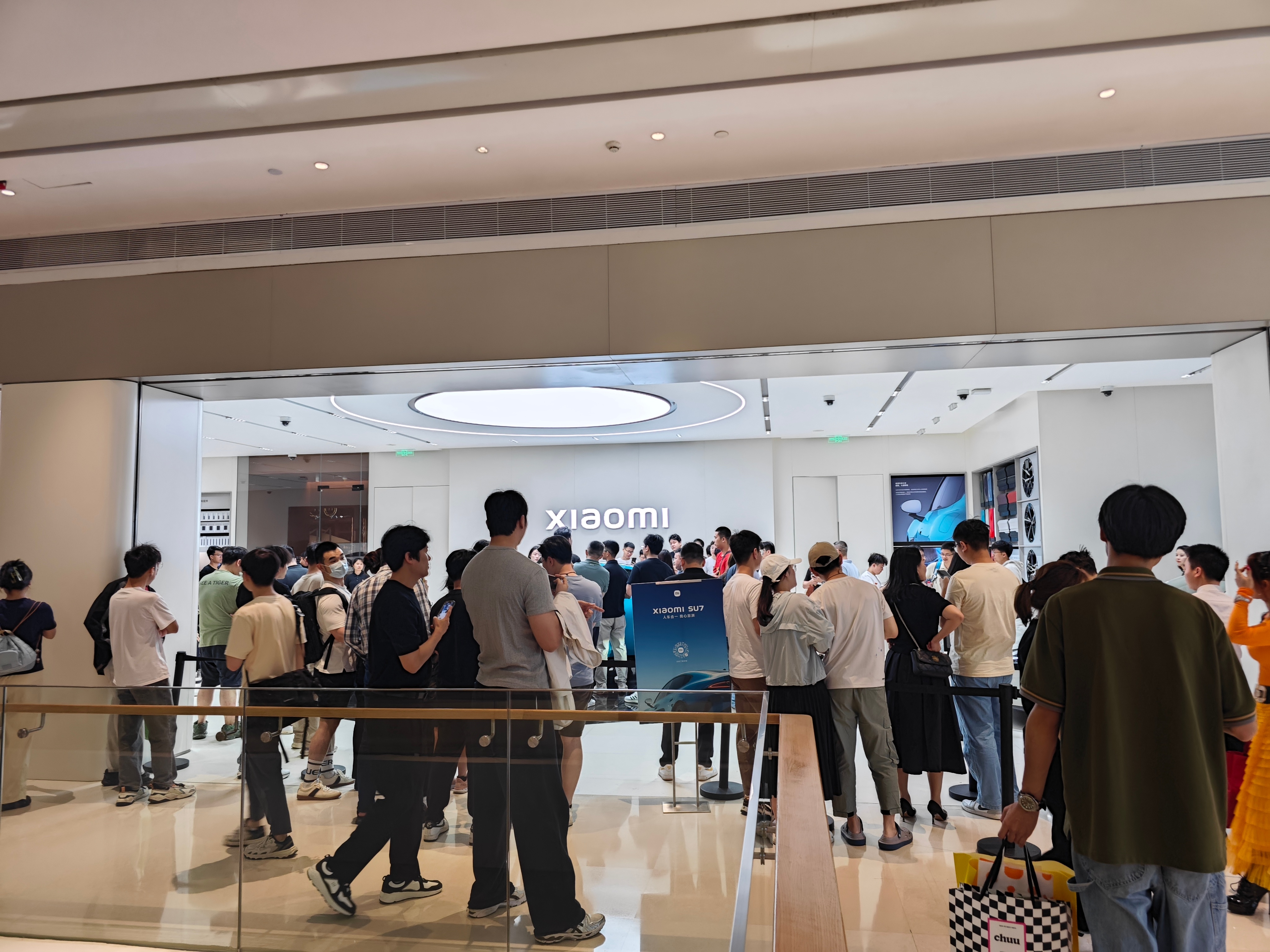 #小米汽车有门店试驾到凌晨2点#今天周末人更多了，里三层外三层，问了销售他们深圳