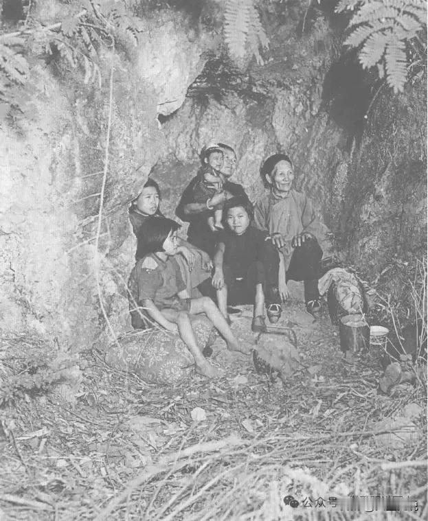 1944年5月，日本第11军发动湘桂作战。
阳朔县城遭到了日军飞机狂轰乱炸，许多