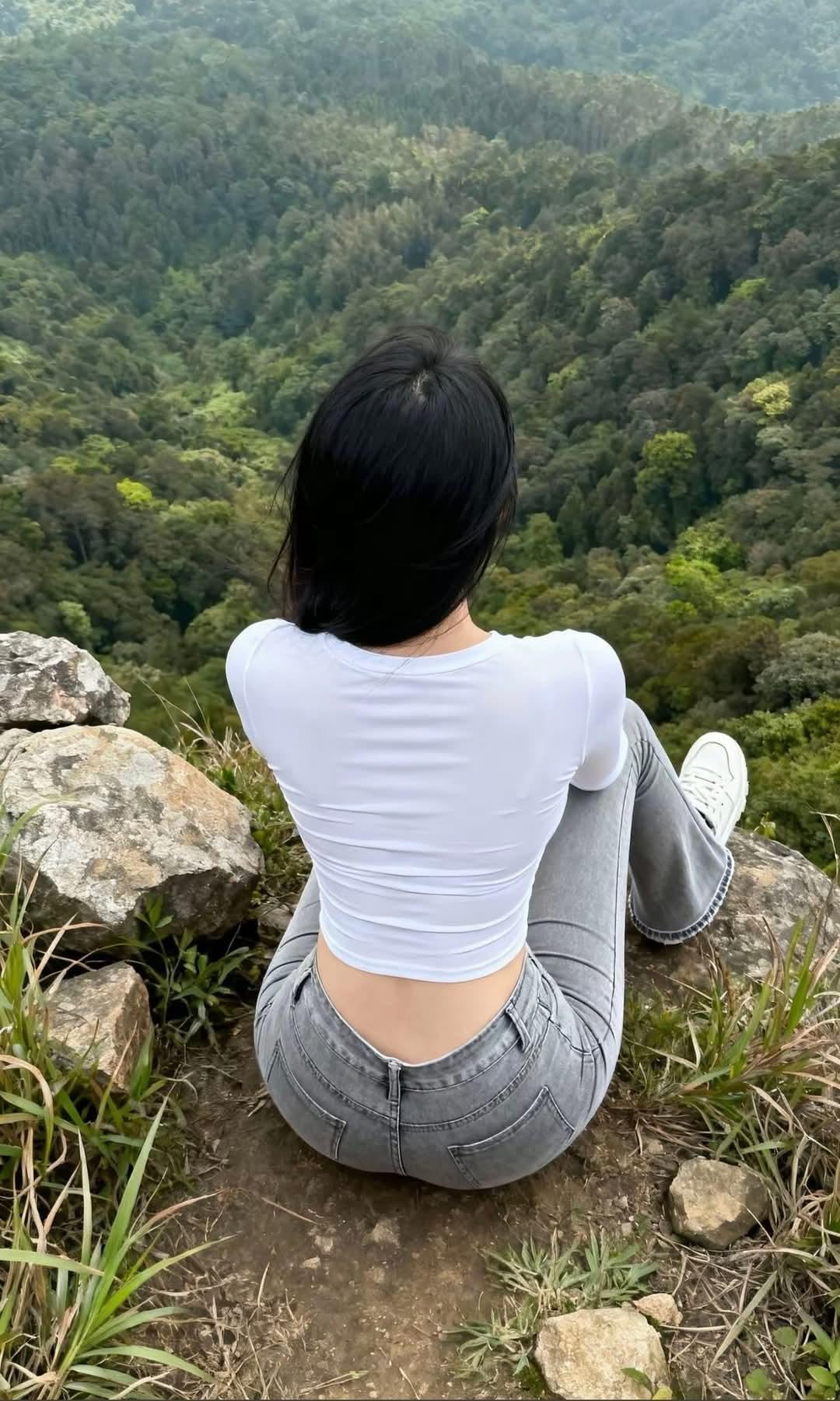 16岁少女的爬山日常，青春靓丽，活力四射，静坐山巅，俯瞰绿意盎然，心旷神怡。