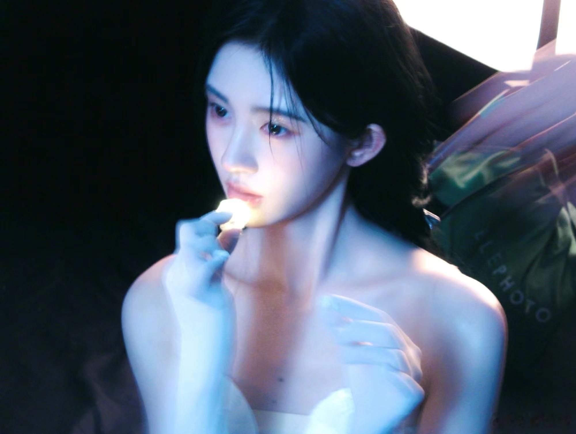 家人们，速来围观 鞠婧祎 美人鱼  ！这次造型直接打破次元壁，把童话里的美人鱼演