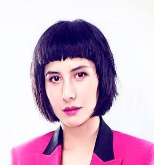 谁能想到，“赌王最叛逆千金”何超仪差点就成了“现代韦小宝”邓兆尊的老婆？
这门亲