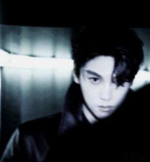 txn ❄️冷墙作底，黑风衣裁出利落轮廓光影折叠间，是不动声色的掌控力每一面，都