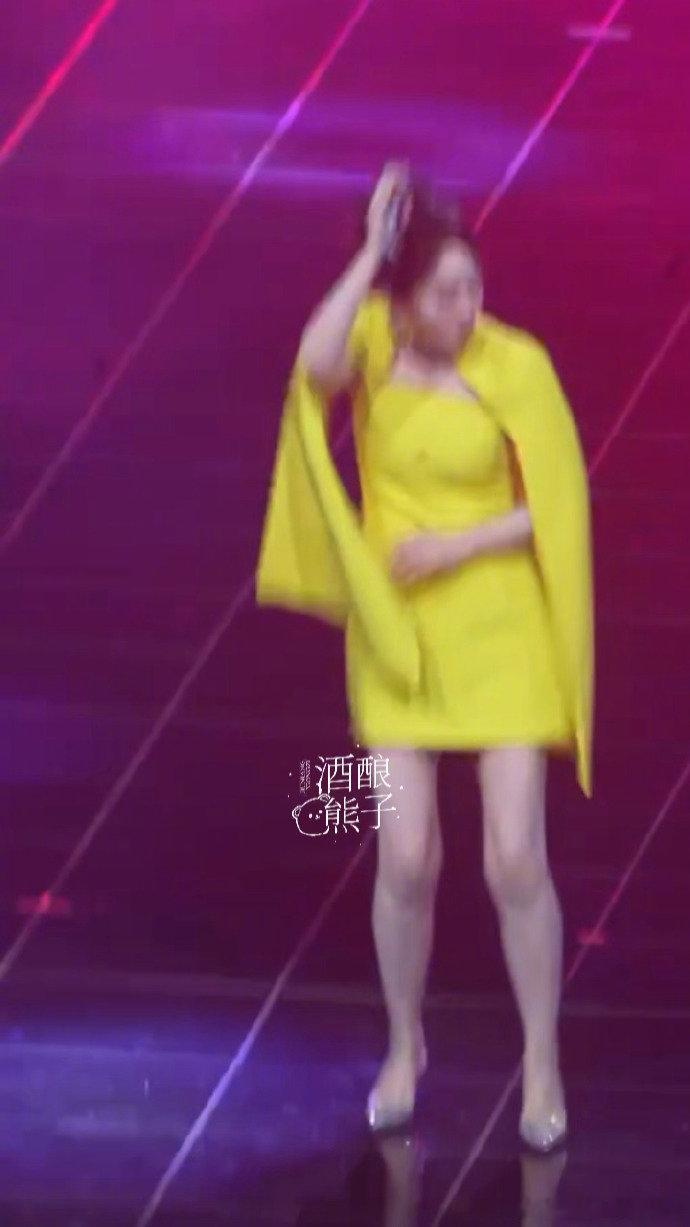 闫妮 发疯的香蕉 这个闫妮又微醺了我真笑不中了像一个发疯的香蕉啊啊哈哈哈哈哈哈哈