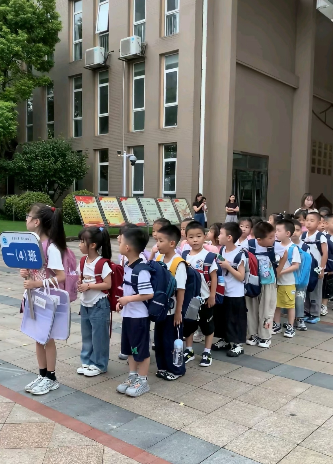 陪读过来人忠告：不要毁了孩子的一年级我家孩子刚上一年级那会儿，我真是踩了一堆坑。