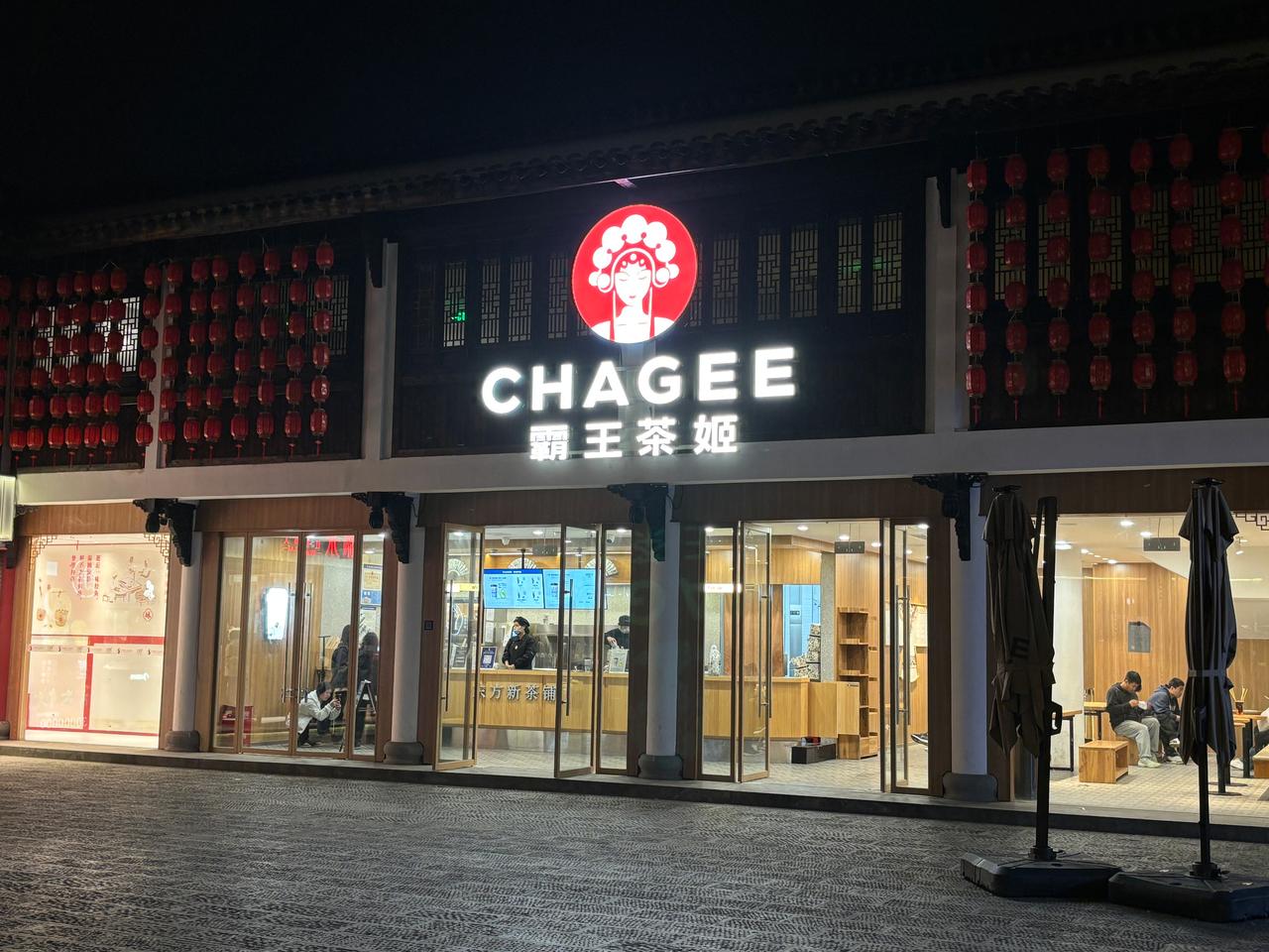 霸王茶姬通报“手打奶茶”：辞退店员好像除了霸王茶姬之外，还有别的奶茶店也拍了类似