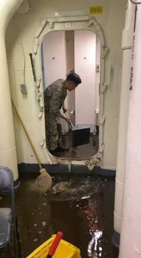 美军最强核航母“福特”号航母，刚在中东摆开架势要开干！结果，厕所都出问题了，整个