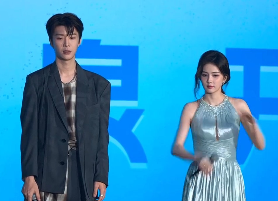 白鹿范丞丞游泳比心蝴蝶结 白鹿手忙脚乱范丞丞一脸淡定 白鹿范丞丞游泳比心蝴蝶结，