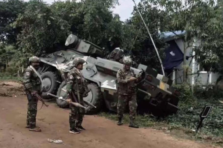 【泰国军队出大包，装甲车掉沟里，被柬埔寨缴获】

根据乌克兰一家军事媒体（Mil